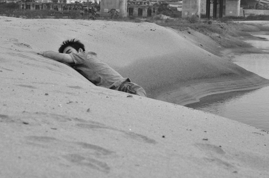 2012_Le Phi Long_I Took A Deep Breath and Sleep Under in Vinh Tuy Bridge_1