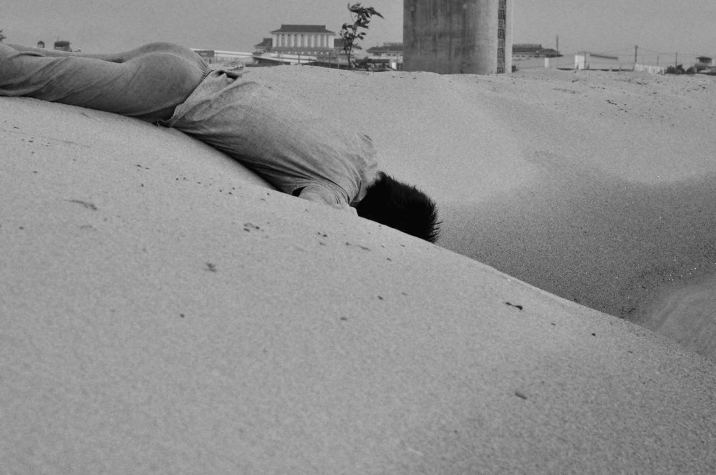 2012_Le Phi Long_I Took A Deep Breath and Sleep Under in Vinh Tuy Bridge_6