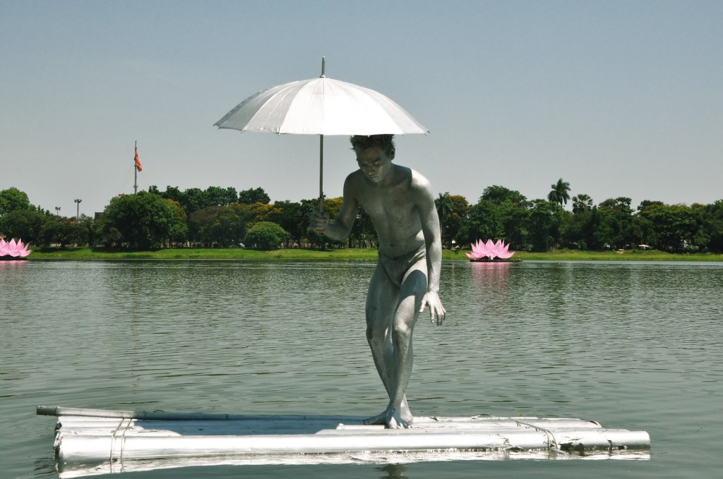 2013_New objects on the Huong River - Hue City_1