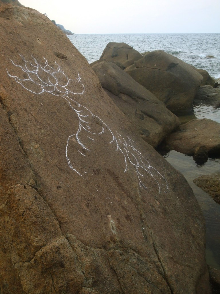 2012_Le Phi Long_White chalk drawing on Lang Co bay_1