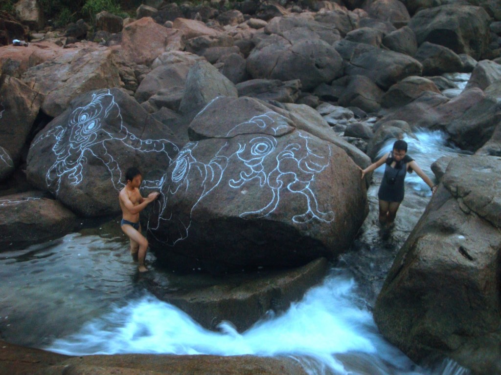 2012_Le Phi Long_White chalk drawing on Lang Co bay_10