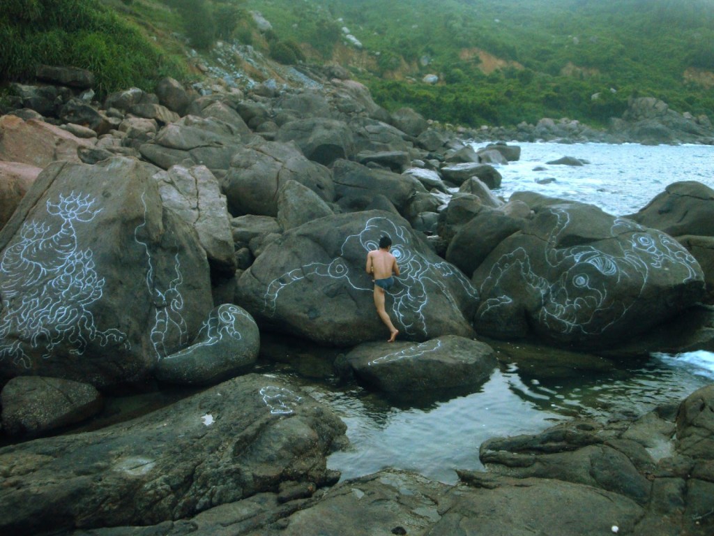 2012_Le Phi Long_White chalk drawing on Lang Co bay_2