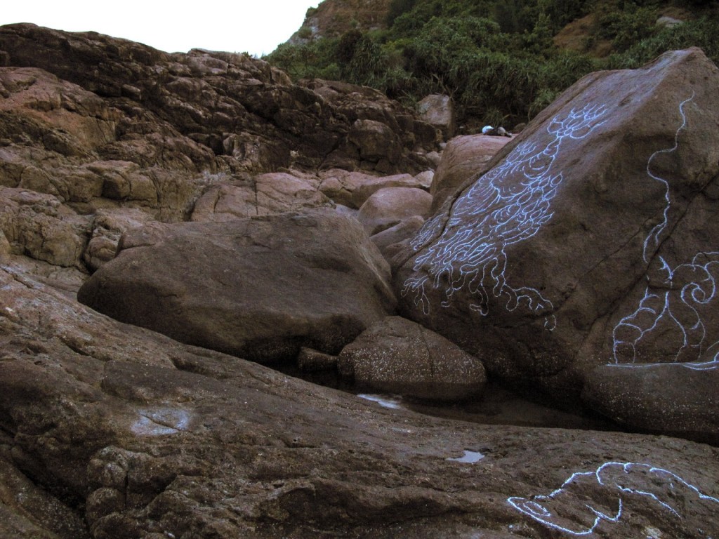 2012_Le Phi Long_White chalk drawing on Lang Co bay_20