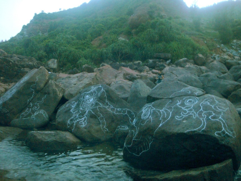 2012_Le Phi Long_White chalk drawing on Lang Co bay_6