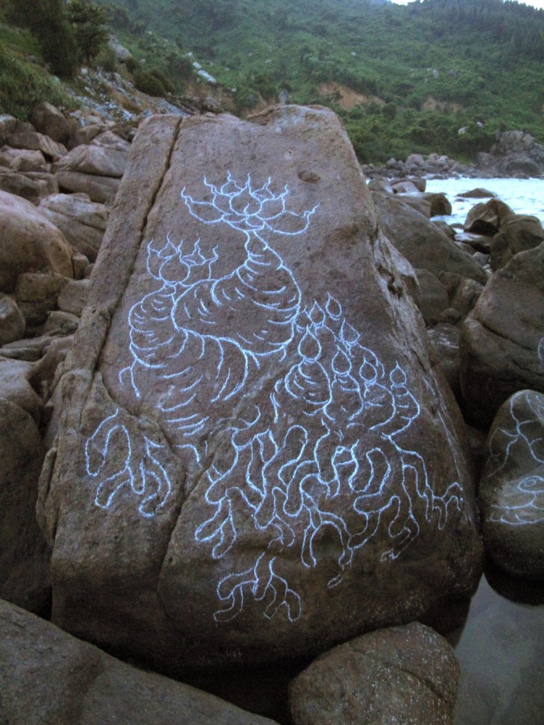 2012_Le Phi Long_White chalk drawing on Lang Co bay_9